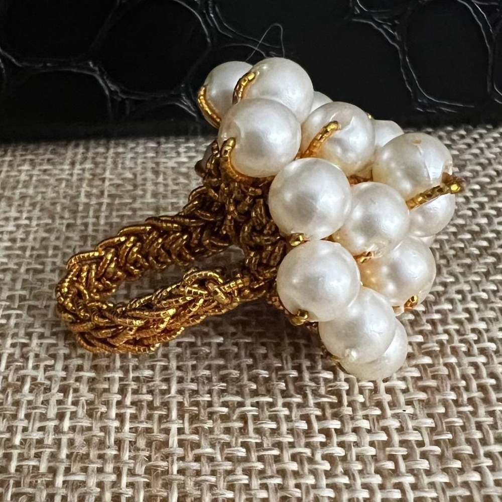 Vtg Faux Pearl Cluster Statement Ring Gold Tone Woven Stretch Band 8.5 Pearlcore